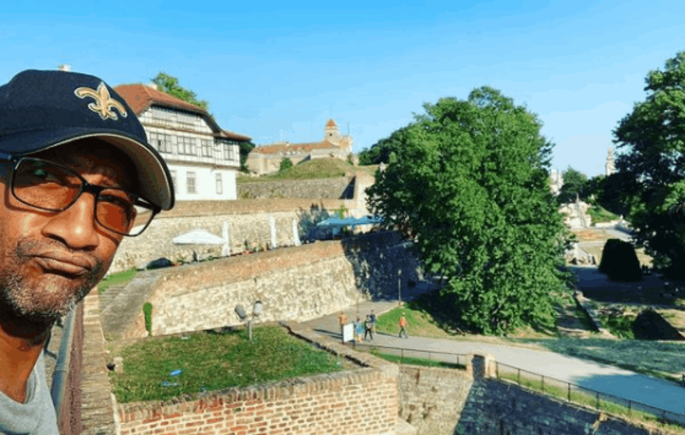 ZVEZDA FILMA 'TAKSI' STIGAO U BEOGRAD: Francuski glumac oduševljen KALEMEGDANOM i terenom za basket! (VIDEO) 